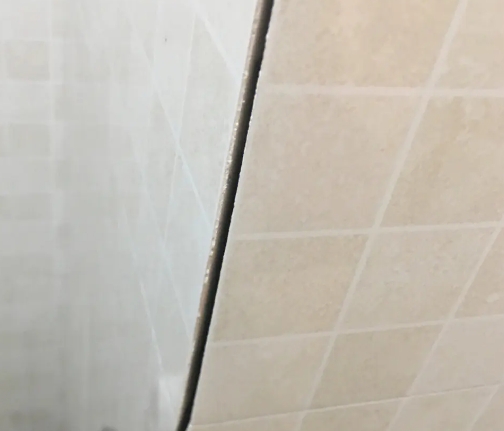 城子河瓷砖空鼓维修公司分享阳台瓷砖脱落的修复过程可以分为以下几个步骤