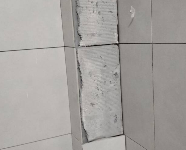 城子河瓷砖空鼓维修公司分享下瓷砖施工前基层浇水润湿程度不足，可能导致以下问题