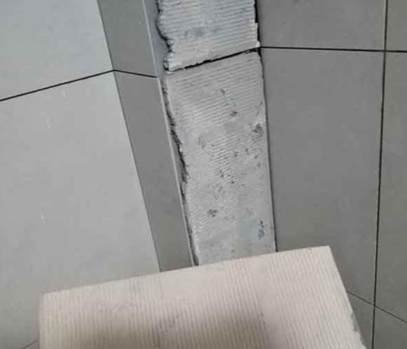 城子河瓷砖空鼓维修公司分享下厨房瓷砖脱落的补救措施。